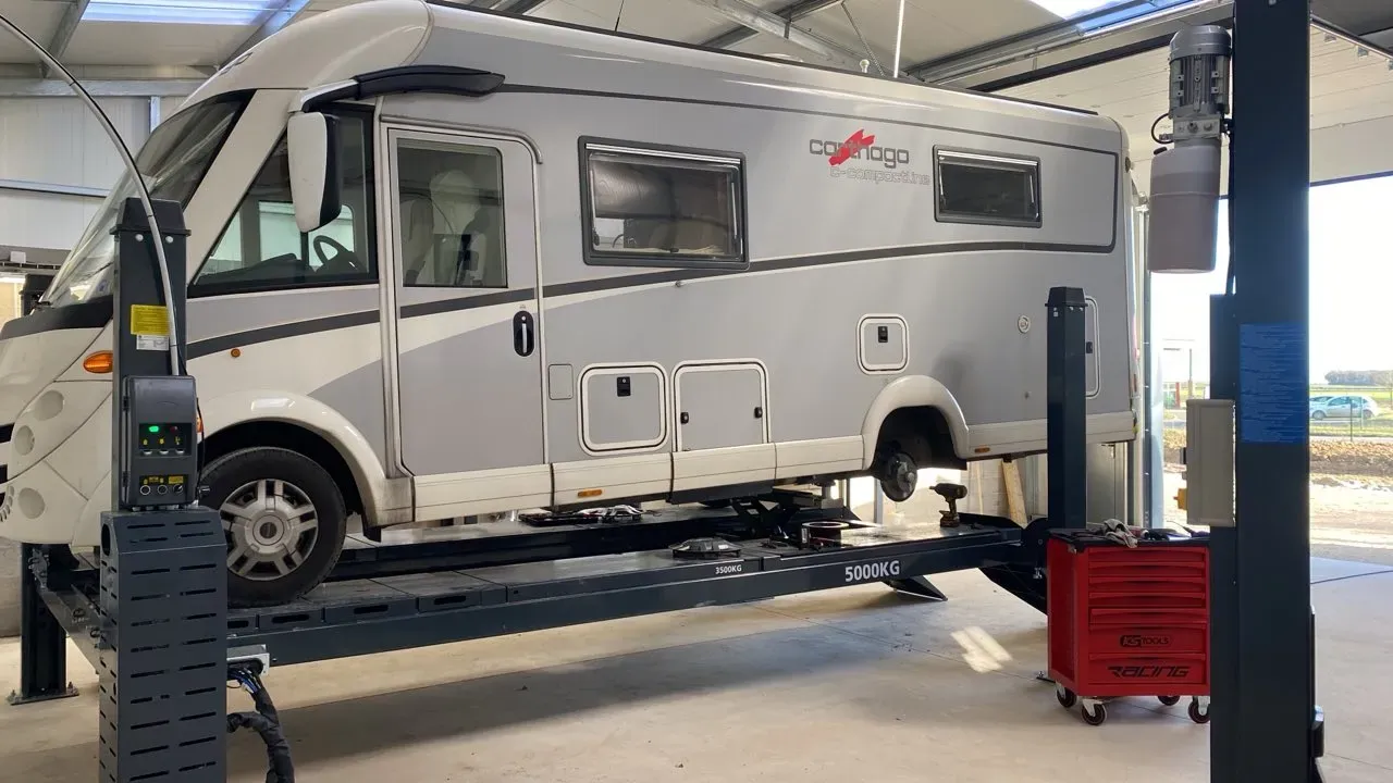 Camping-car Carthago en entretien freins dans l'atelier Concept Auto 45 à Aschères-le-Marchwebp